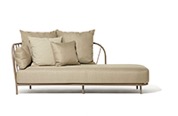 Sofá Chaise Braço Esquerdo (Almofadas Inclusas: 1 Lateral + 2P + 2M + 2G) Left Arm Chaise (Cushions Included: 1 Side + 4S + 1M + 2L) Acabamentos do produto: alumínio / tecido