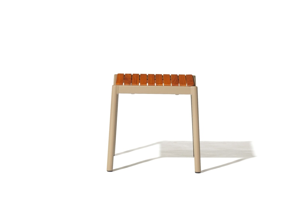 Mesa Lateral Side Table Acabamentos do produto: alumínio / madeira